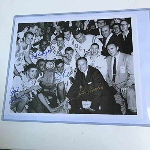 1963-64 UCLA Bruins NCAA Champs Takımı, COA İmzalı Kolej Fotoğraflarıyla John Wooden'ın Fotoğrafını İmzaladı