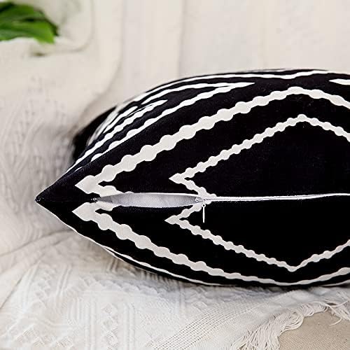 Kiuree 2 Set Siyah ve Beyaz Boho Yastık Kapakları 18x18 inç Aztek Geometri Polyester Karışımı Kare dekoratif kırlent Kanepe Kanepe